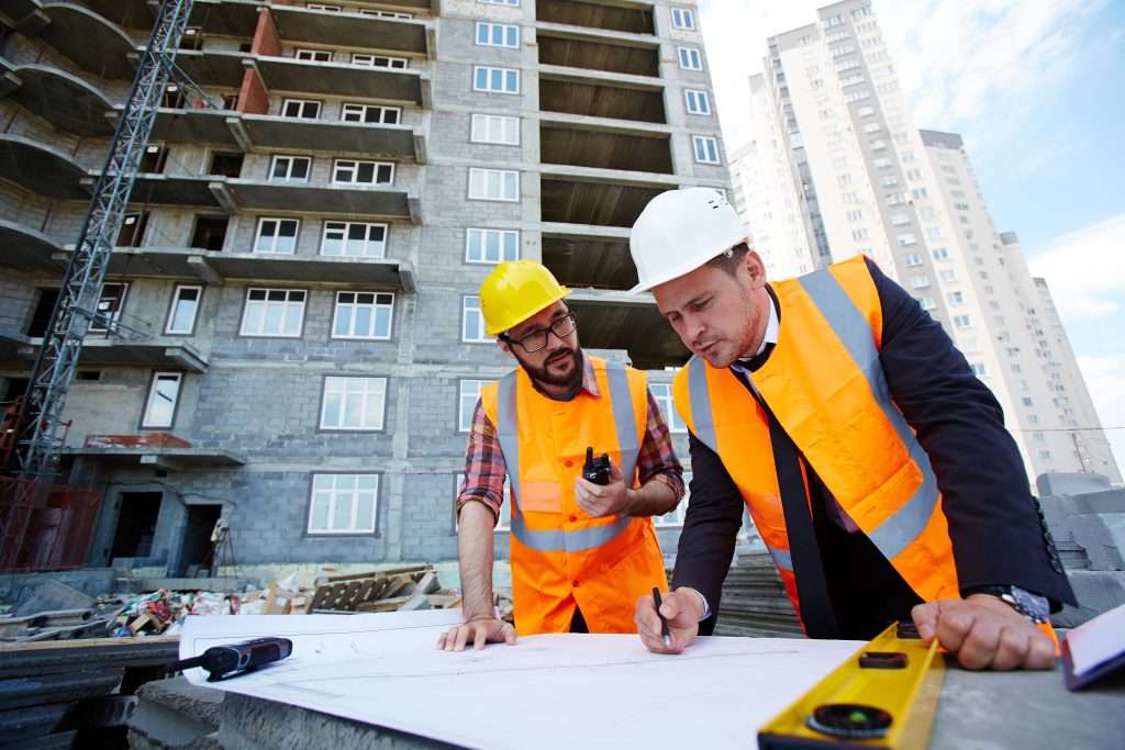 Sur une Parcelle Privée Zonage et PLU : Vérifiez le Plan Local d'Urbanisme (PLU) ou le règlement du Plan d'Occupation des Sols (POS) de votre commune. Ces documents précisent les conditions d'utilisation du sol sur votre parcelle. Certaines zones peuvent avoir des restrictions sur l'installation de structures temporaires, même sur un terrain privé. Nature des Bungalows : Si les bungalows sont considérés comme des installations temporaires et ne sont pas fixés au sol (sans fondations permanentes), ils pourraient ne pas nécessiter de permis de construire. Toutefois, une déclaration préalable de travaux (Cerfa n°13703) pourrait être requise, surtout si les bungalows restent en place pendant une période prolongée. Sur la Voie Publique (Trottoir, Place, Chaussée) Autorisation Nécessaire : L'installation de bungalows de chantier sur un trottoir, une place ou une chaussée nécessite obligatoirement une autorisation de voirie (permission de voirie ou permis de stationnement). Cette autorisation est nécessaire pour tout empiétement ou occupation temporaire de l'espace public. Demande auprès de la Mairie : La demande doit être déposée à la mairie ou au service d'urbanisme de la commune concernée. Elle doit inclure les détails du projet, la durée d'occupation, les mesures de sécurité prévues, etc. Conseils Pratiques Consultation en Amont : Avant d'installer des bungalows de chantier, consultez la mairie ou un expert en urbanisme pour connaître les réglementations locales et les démarches administratives nécessaires. Respect des Règles de Sécurité : Assurez-vous que l'installation ne pose pas de risque pour la sécurité publique et respecte les normes en vigueur.