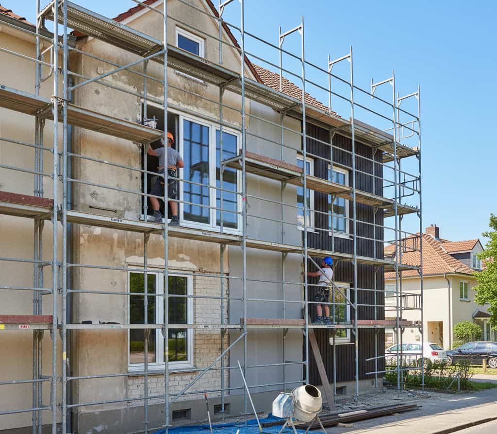 Maison avec façade en cours de modification visible depuis la rue illustrant travaux soumis à déclaration préalable