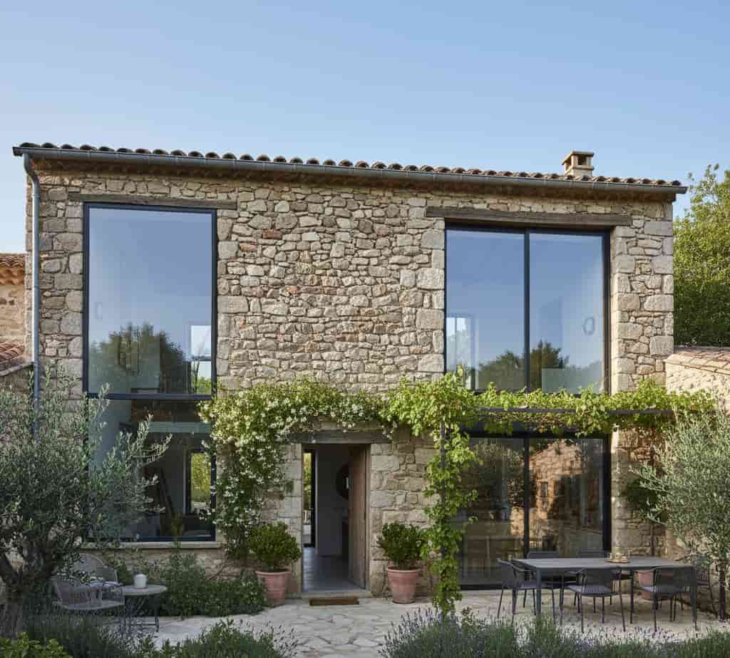 Maison patrimoniale en pierre restaurée et convertie en gîte moderne avec intégration d’éléments contemporains