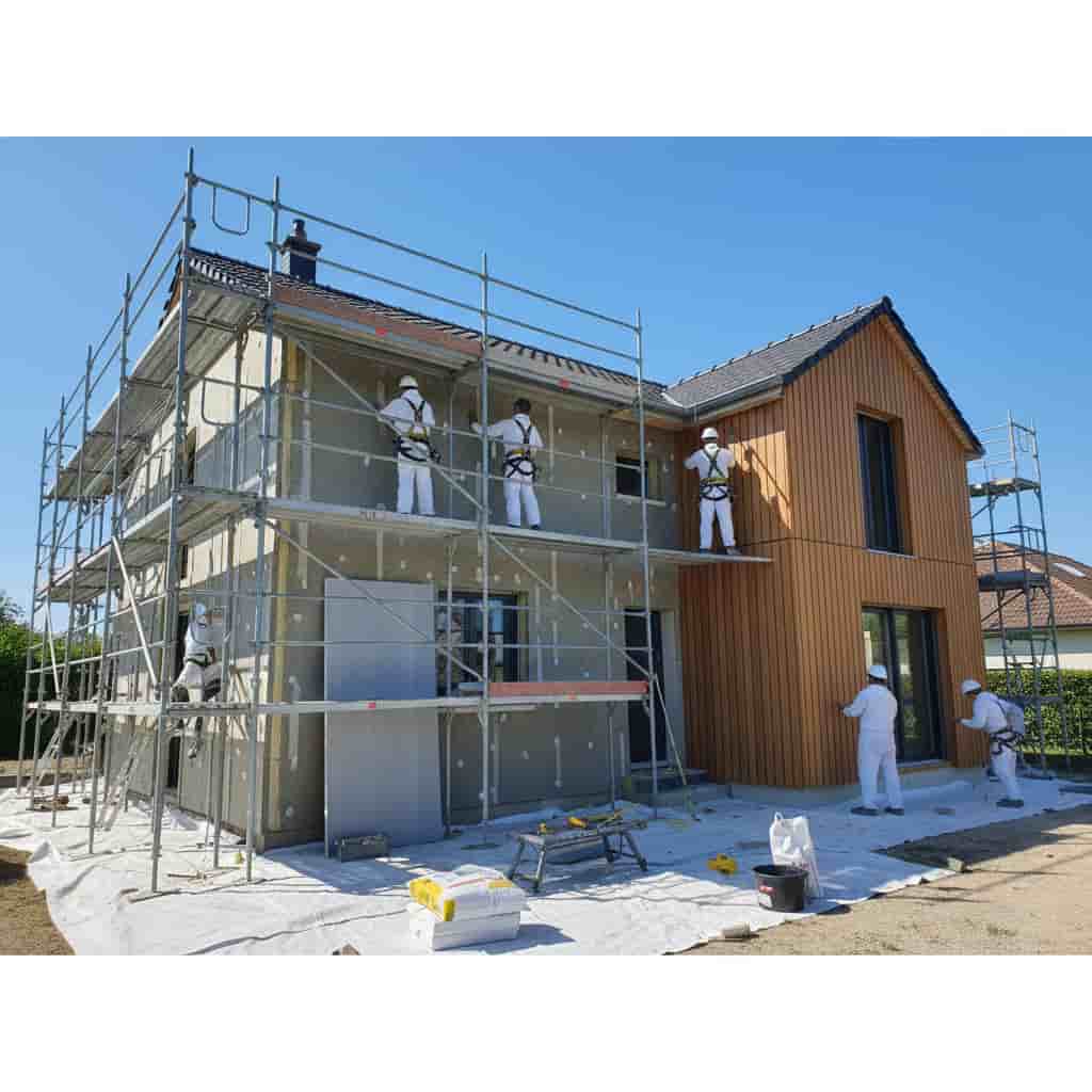 Isolation thermique extérieure d’une façade de maison avec échafaudage et panneaux isolants illustrant un projet d’ITE soumis à déclaration préalable de travaux