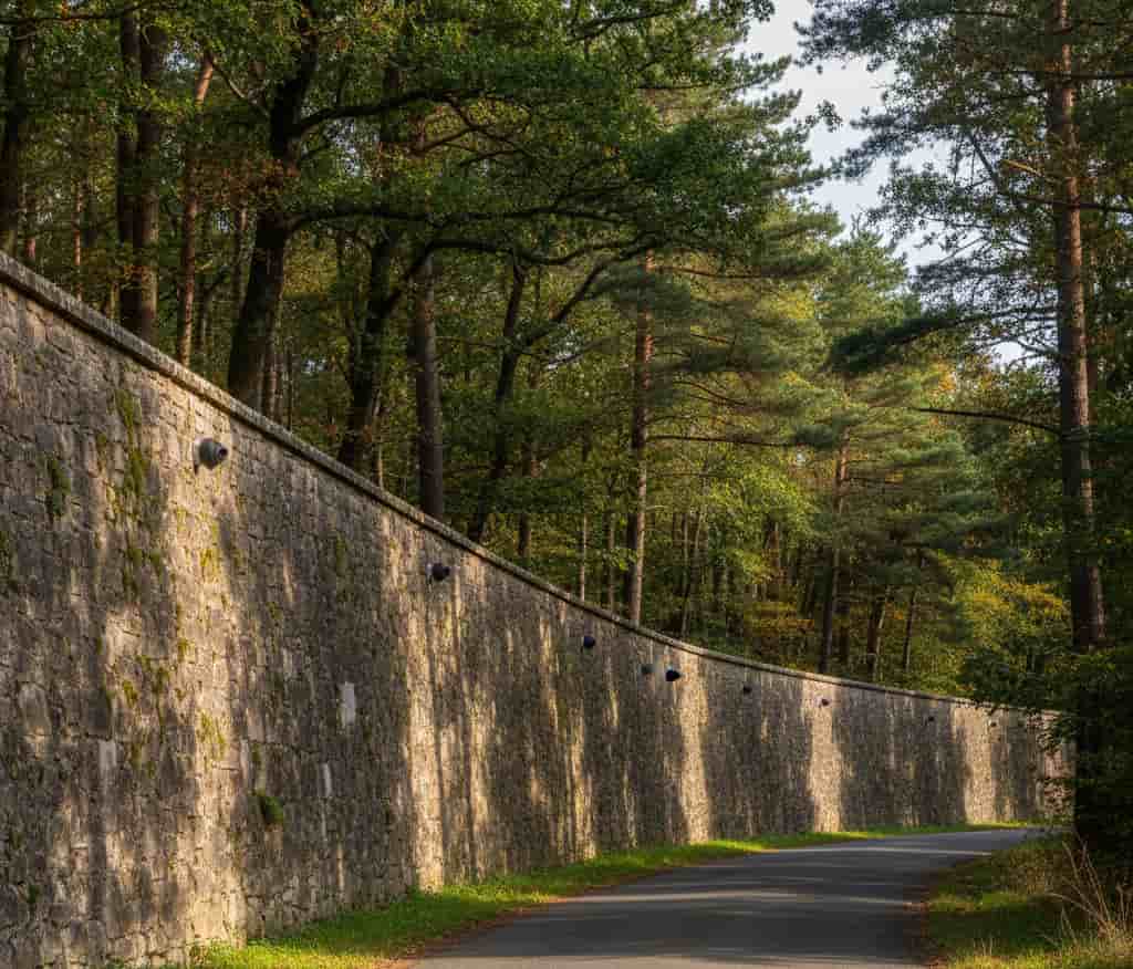 mur d'enceinte pierre sécurité domaine privé forêt