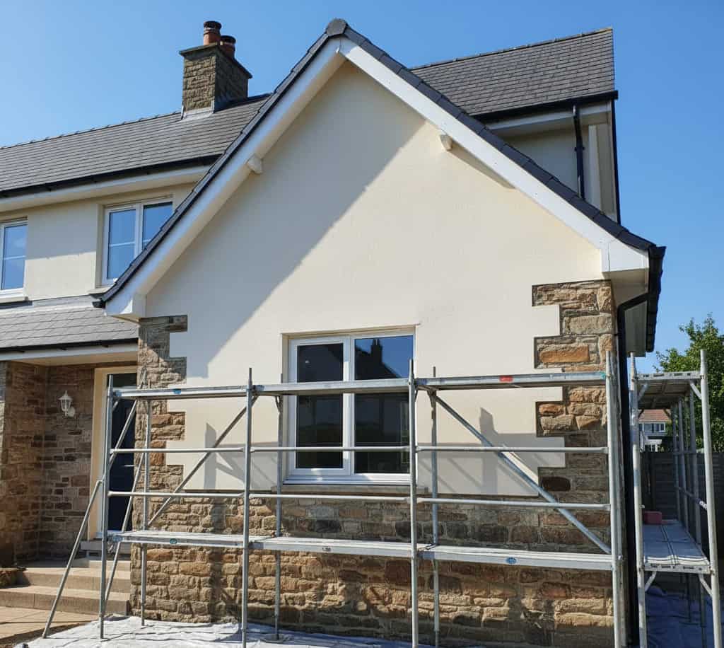 Création d’une fenêtre dans un mur pignon de maison illustrant un projet de nouvelle ouverture nécessitant une déclaration préalable de travaux