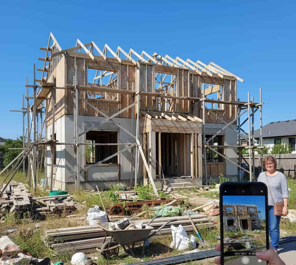 Chantier de construction voisin prolongé depuis des mois avec voisin prenant des photos datées