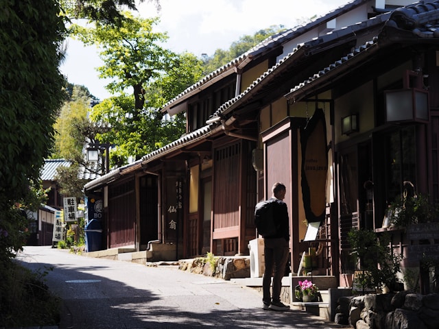 Rue résidentielle japonaise avec panneaux de planification urbaine et terrain à bâtir