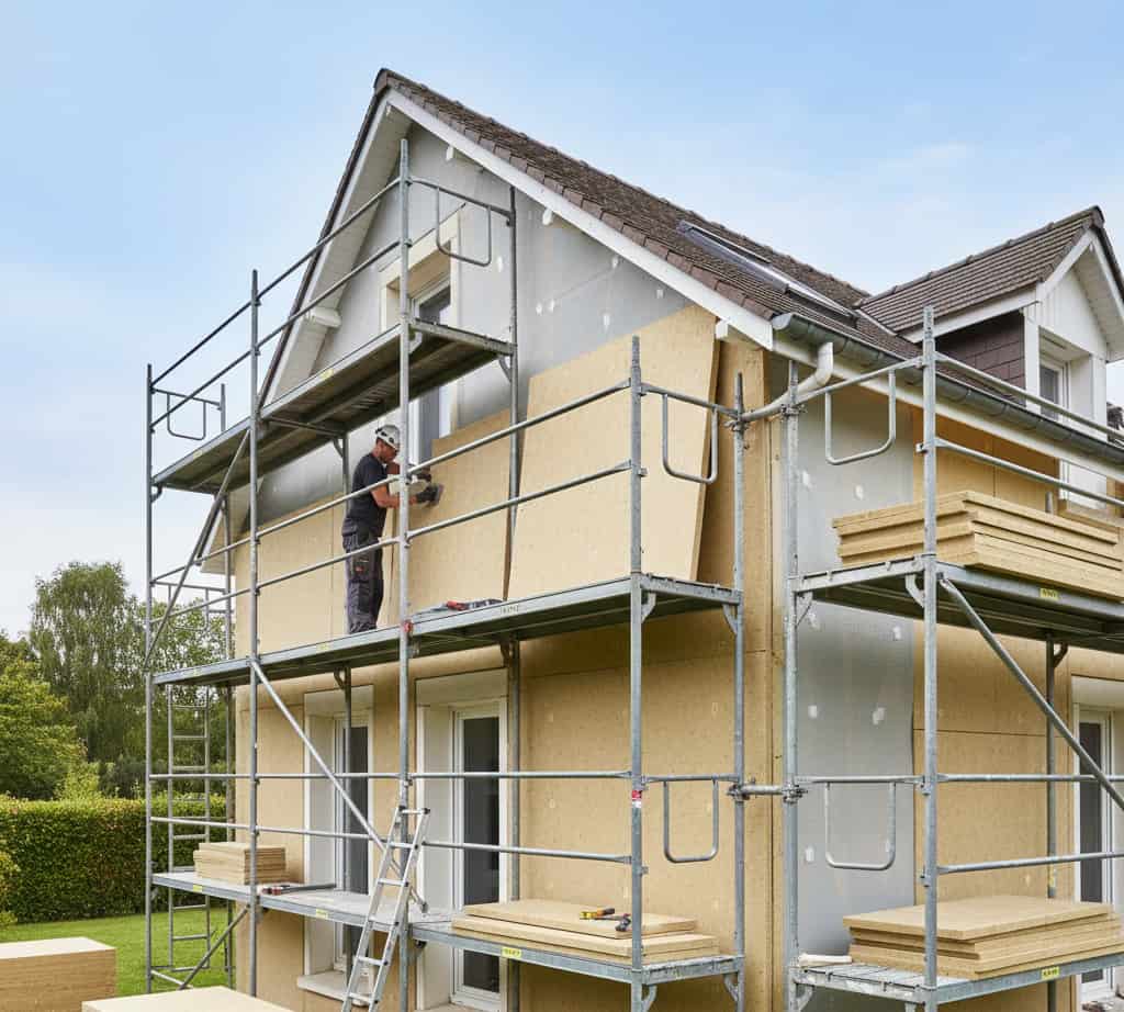 artisan RGE réalisant une isolation thermique extérieure dans le cadre des certificats d’économies d’énergie CEE