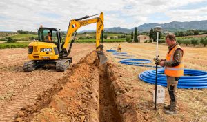 Travaux d'installation d'une canalisation souterraine pour une servitude d'aqueduc dans un champ en France.