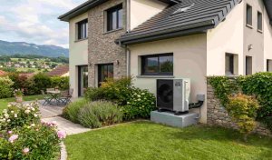 Installation d'une unité extérieure de PAC air-eau conforme au décret de février 2026 sur les autorisations d'urbanisme.