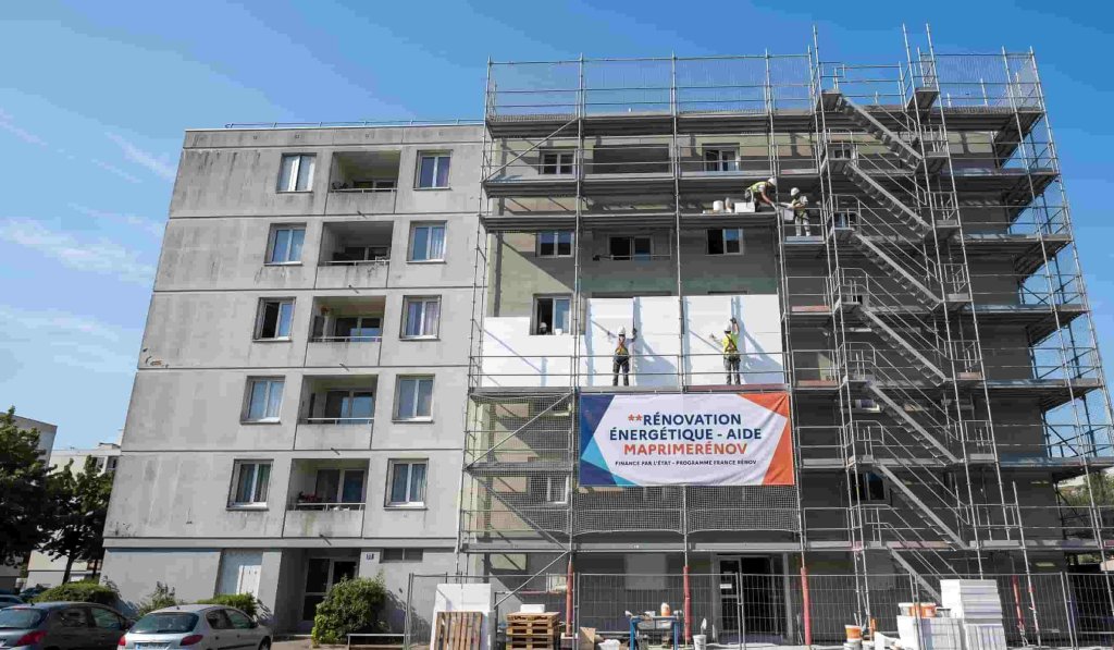 Chantier d'isolation thermique par l'extérieur (ITE) sur un immeuble en copropriété avec échafaudage.