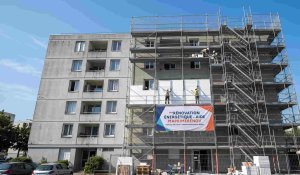 Chantier d'isolation thermique par l'extérieur (ITE) sur un immeuble en copropriété avec échafaudage.