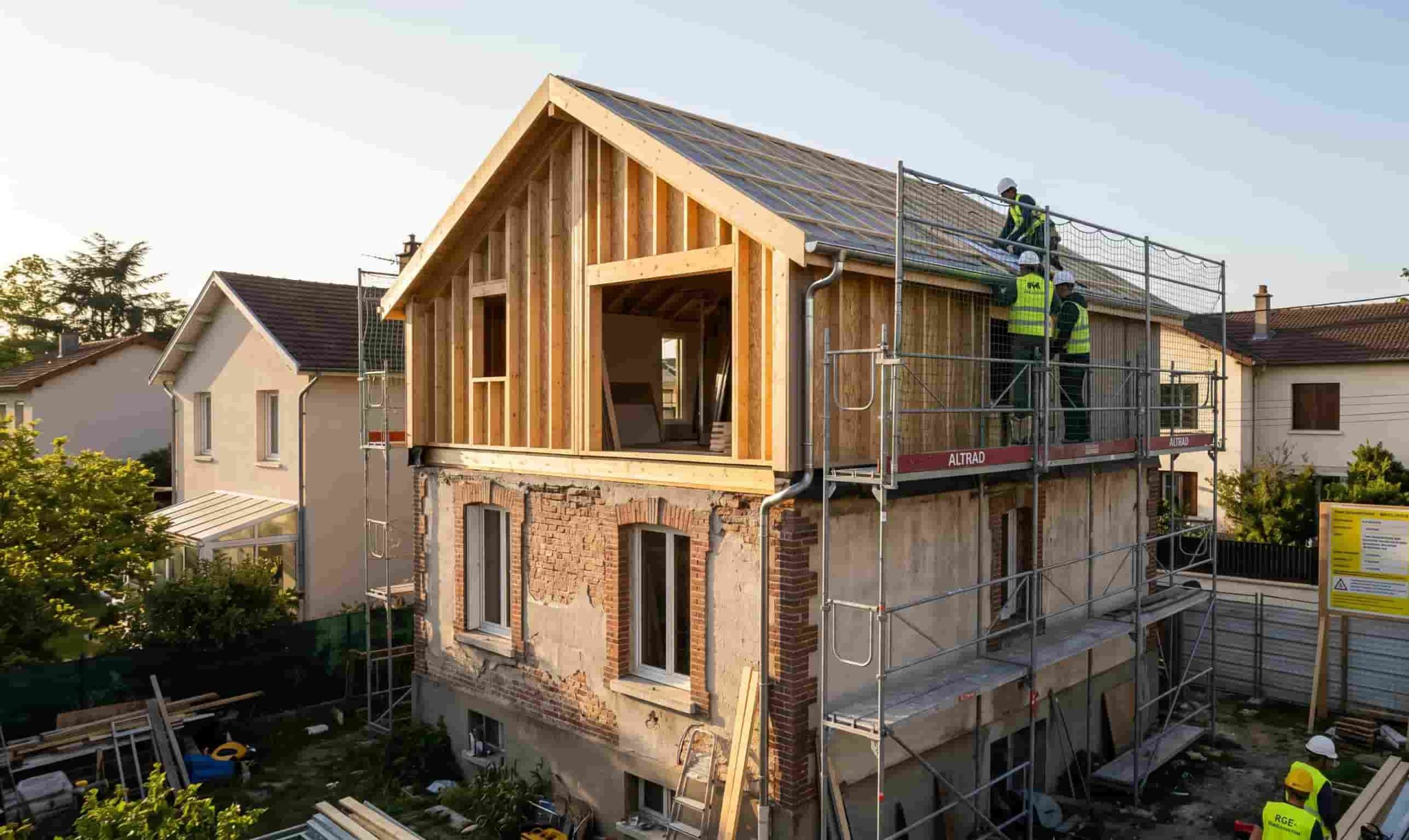 Travaux de surélévation de toiture en ossature bois pour une maison individuelle en France.