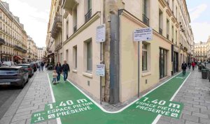 Isolation extérieure débordant sur le domaine public avec respect du passage piéton PMR.
