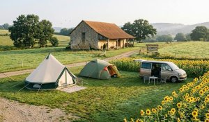 Camping en zone agricole : réglementation, seuils et démarches 2026
