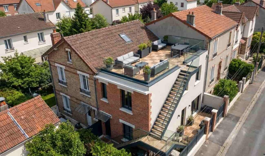 Transformation d’une toiture en pente en toiture terrasse accessible avec garde-corps, exemple de travaux nécessitant une autorisation d’urbanisme